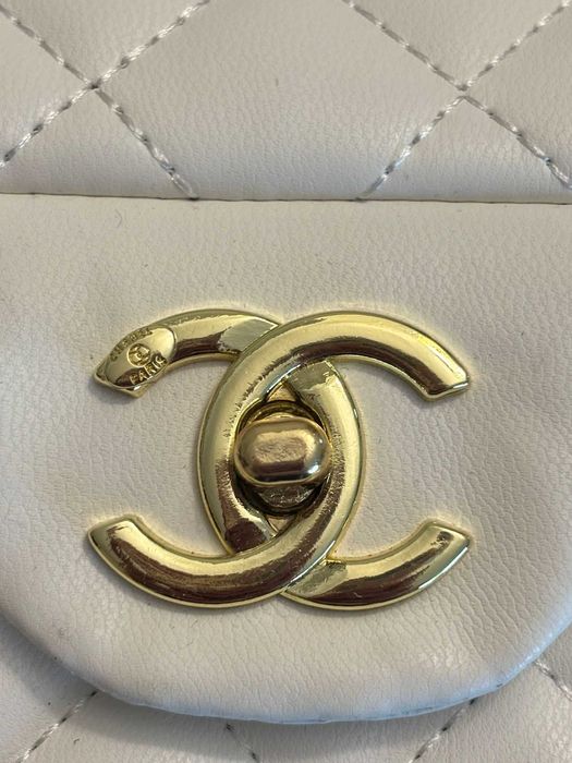 Geantă damă albă matlasată, stil Chanel, lanț auriu