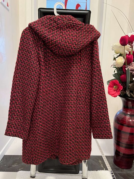 Преходно палто от релефен текстил червено с вълна в състава