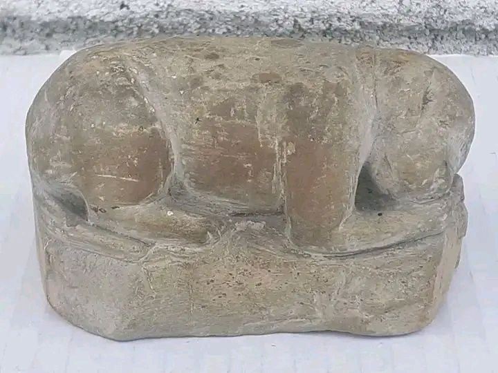 Figurină sculptată în piatră.