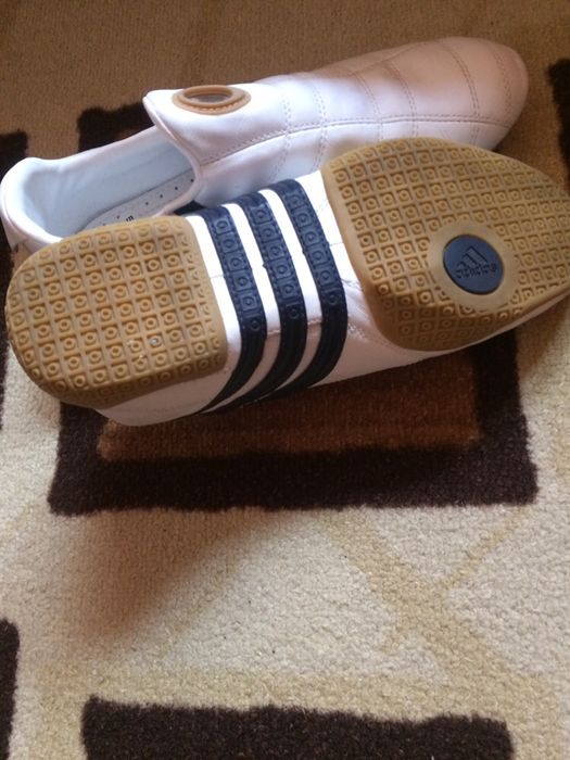 Продавам адидас маратонки оригинални