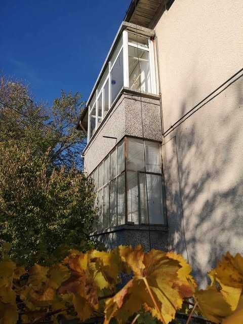 Продава се самостоятелно двуетажно жилище в масивна къща в гр. Попово