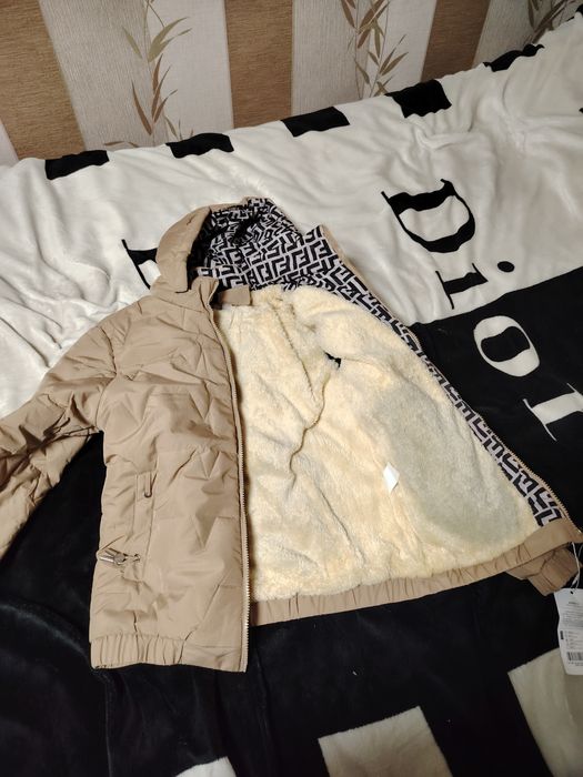 Продам весеннию куртку.