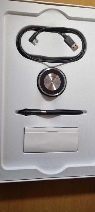 Tabletă grafică Wacom IntuosPro M PTH-660 + creion WacomPro +accesorii