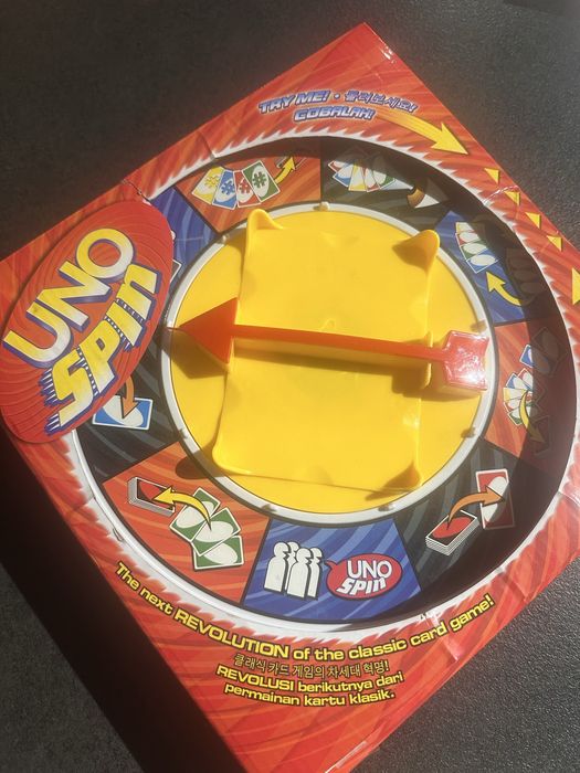 Игра UNO Spin и карти