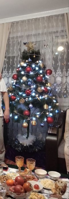 Искусственная елка с игрушками