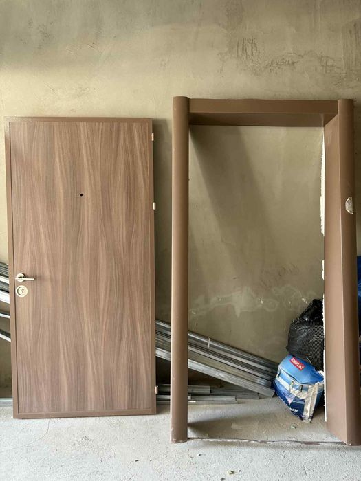 Входна врата - светло кафява