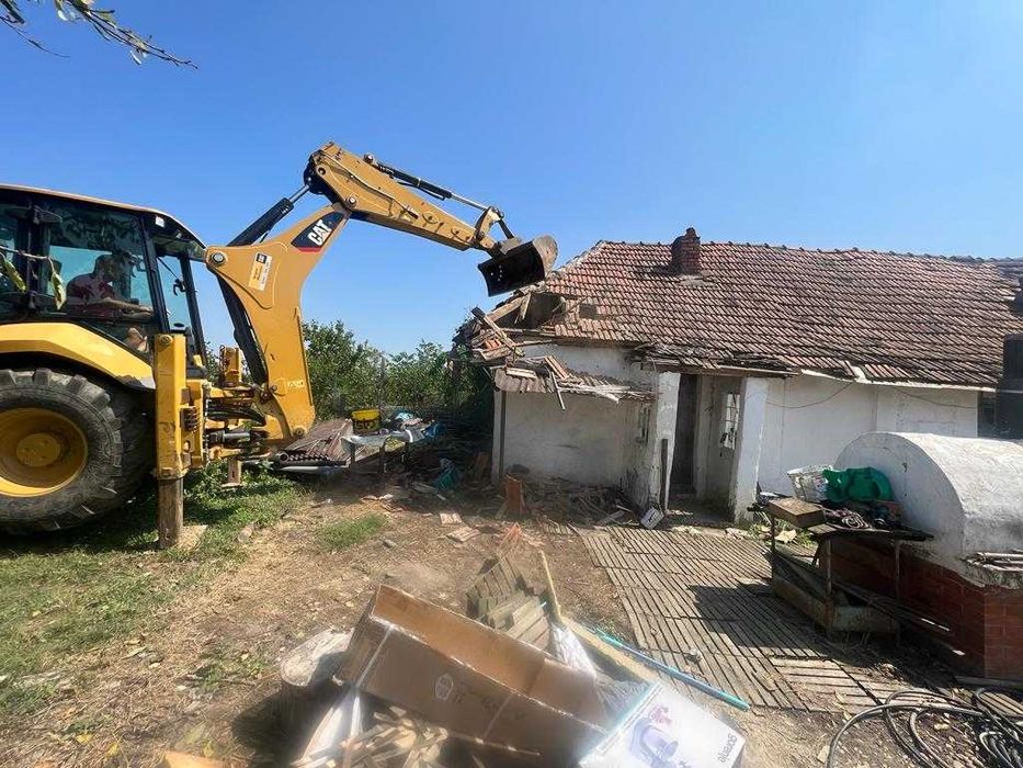 Demolari case garaje garduri debarasez cu utilaje si transport