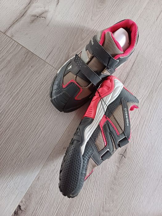 Adidași noi fata, nr 31