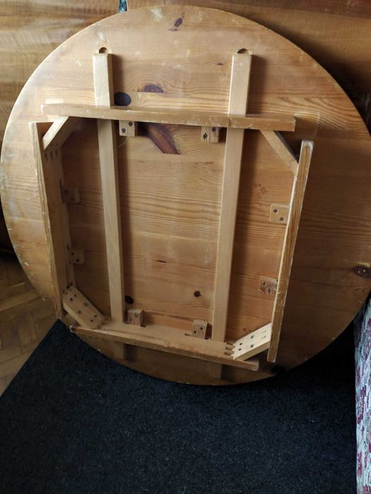Masa rotunda de pin, stil Ikea
