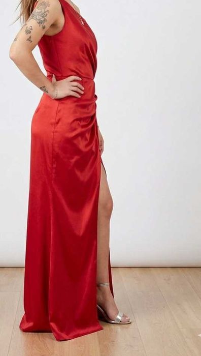 Елегантна сатенена рокля в червено