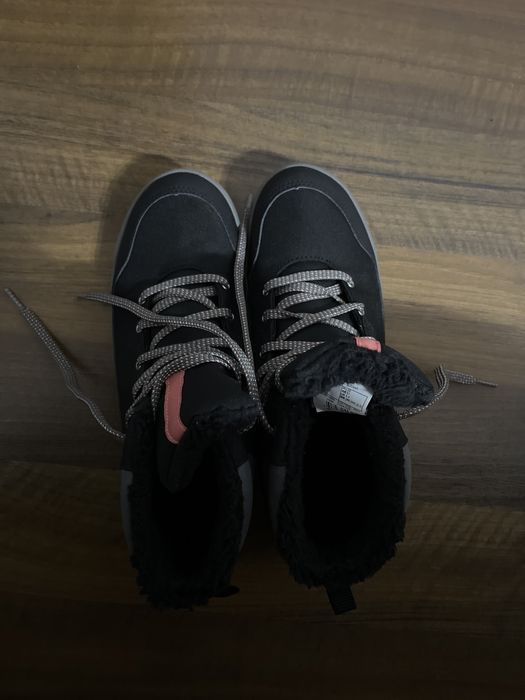 Vând ghete de zăpada purtate o data mărimea 39 sunt ca noi