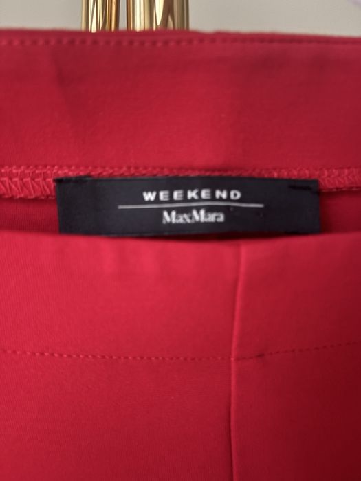 Рокля на ,,Max Mara“.Размер М.Слагана е веднъж.Като нова.Без забележки