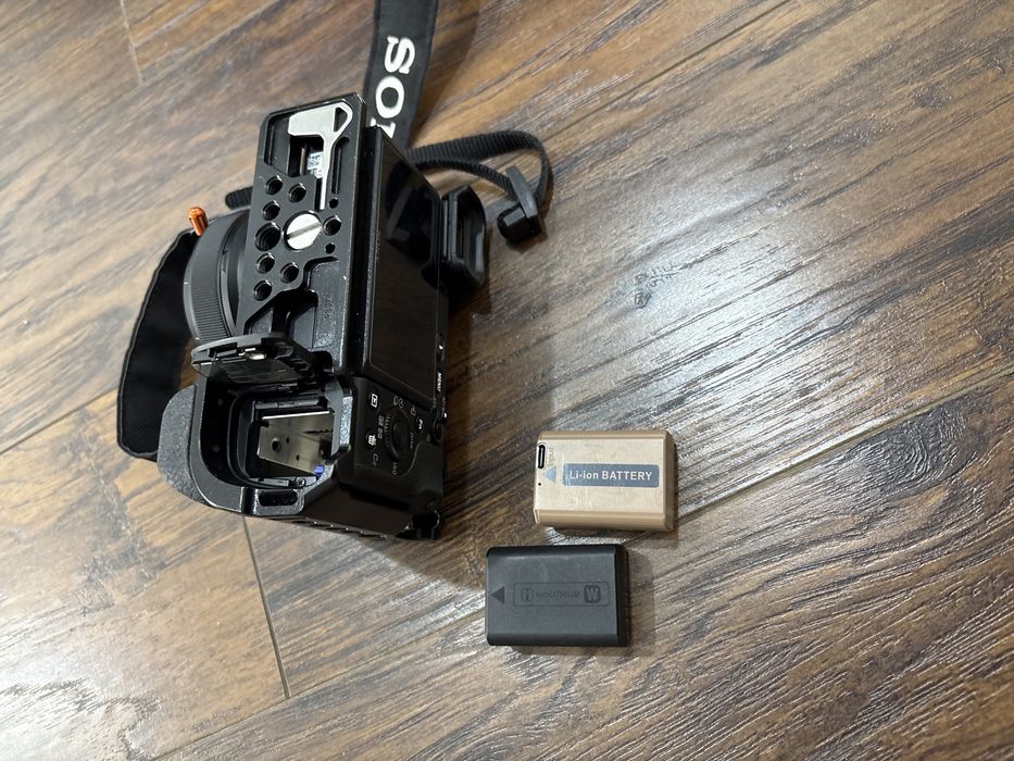 Sony A6400 and kit lens 16-50mm with Smallrig Cage and 64gb SD card.