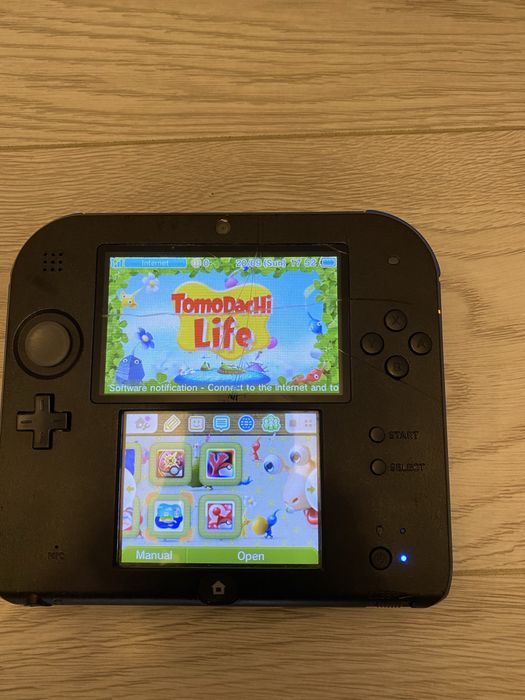 Nintendo 2DS insotit de accesorii