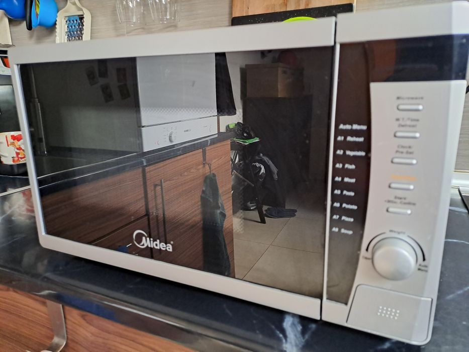 Микровълнова фурна Midea