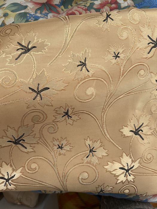 Продам шторы бежевые