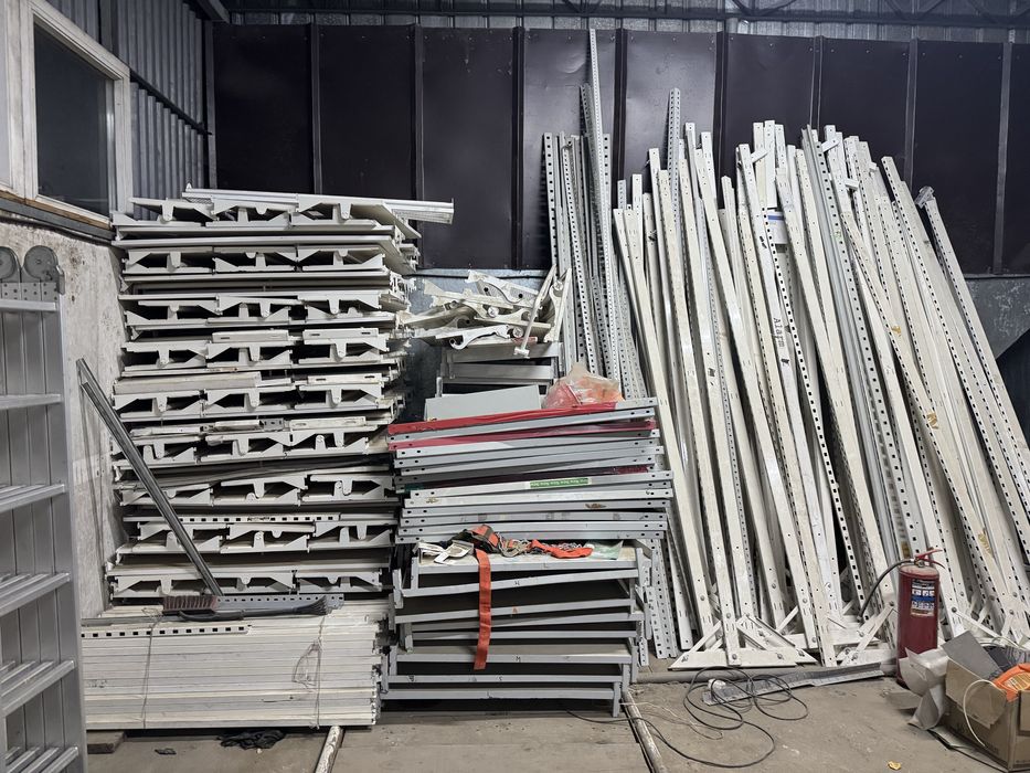 Стеллажи от Massimo Dutti