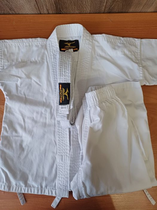 Продам кимоно ,б/у. В хорошем состоянии.