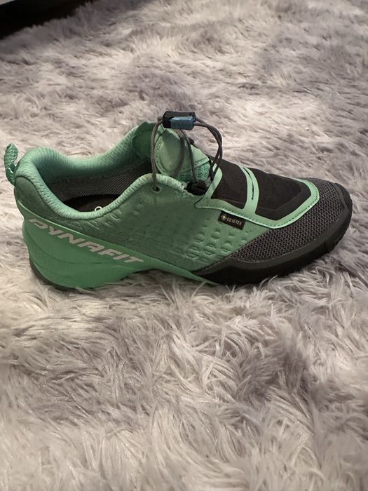 Кроссовки спортивные горные