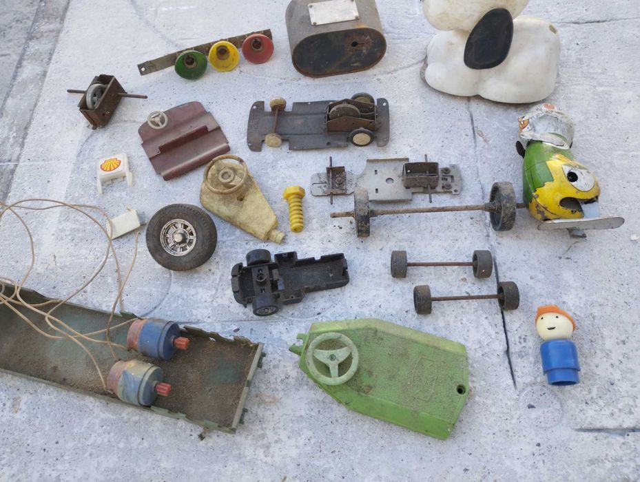 Части от стари играчки