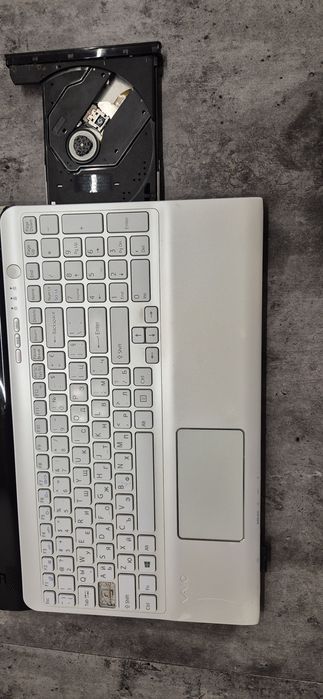 Sony Vaio SVE151G13M Работещ и зарядно но с проблем !