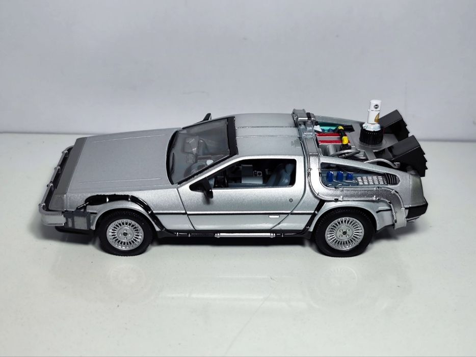 DeLorean DMC -12 Назад в будущее оригинал масштабная модель - Доставка