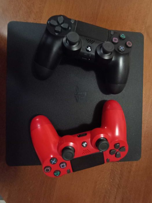 Плейстейшън 4 в добро състояние.С два джойстика.И игри безплатно.