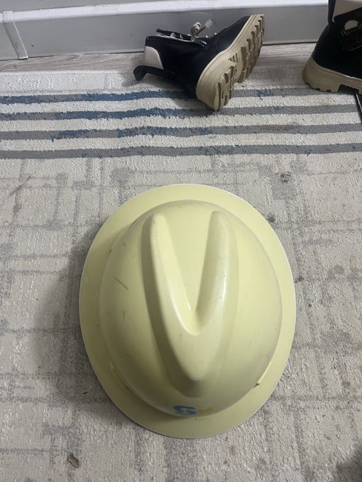 Каска сатылады 2000 тенге.