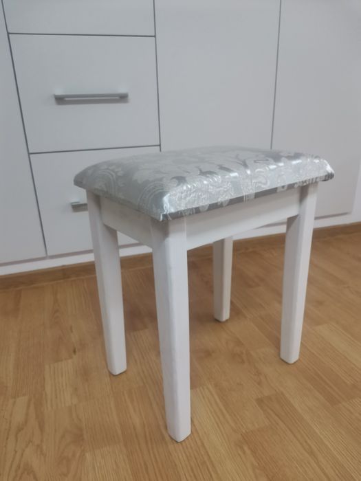 Tabureti cu sezut tapitat