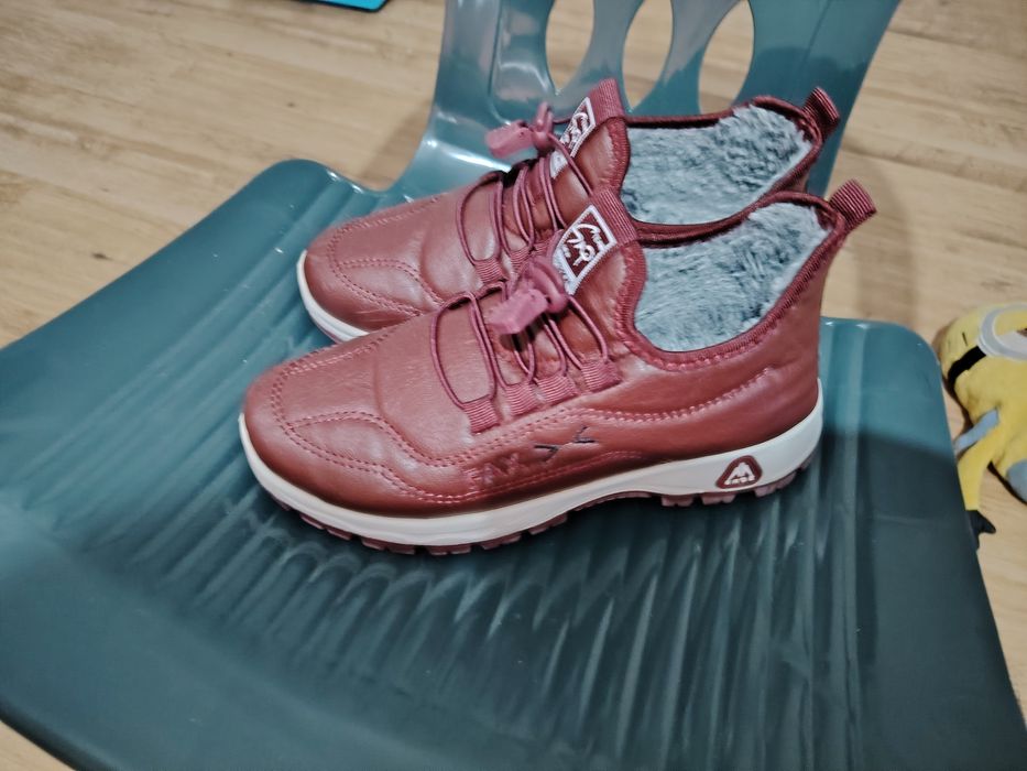 Обувки цвят червен