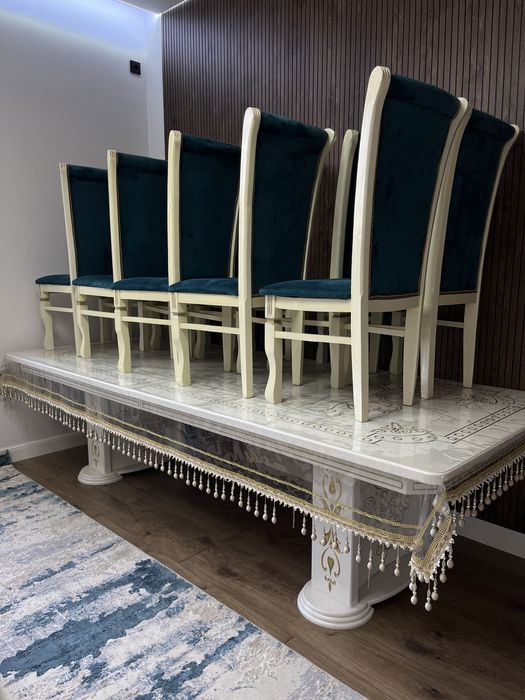 Стол стулья для гостей