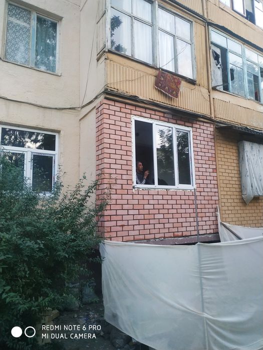 Кирпичная кладка на балконе стен перегородока