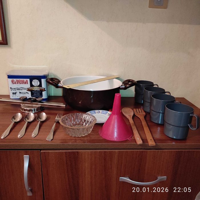 ГОЛЯМ кухненски ЛОТ-тенджера,затварачка,лъжици,чаши супер евтино!