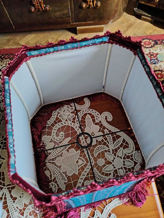 Lampa vintage cu abajur cusut manual