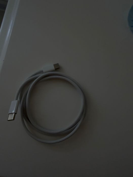 Продавам чисто ново зарядно за iPhone!
