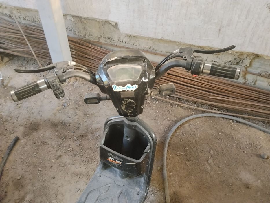 продам два электроскутера и велосипед.