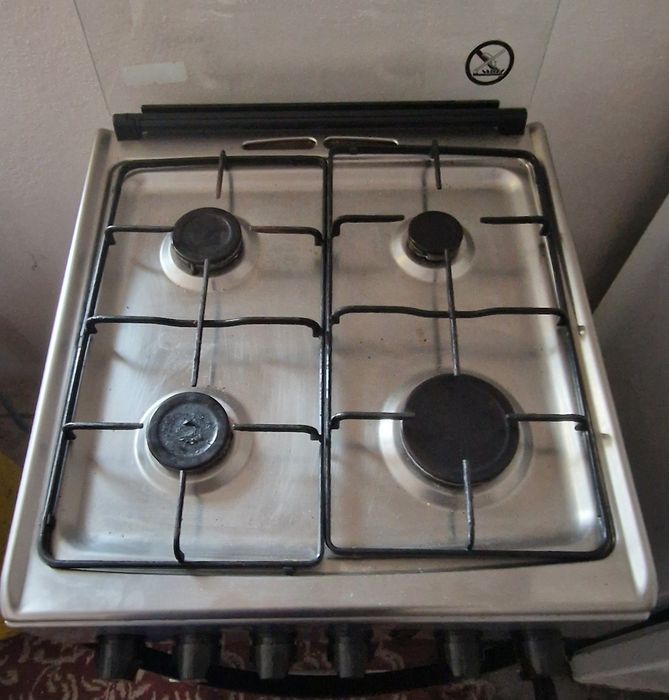 Vând aragaz Zanussi ZCG212J1XA