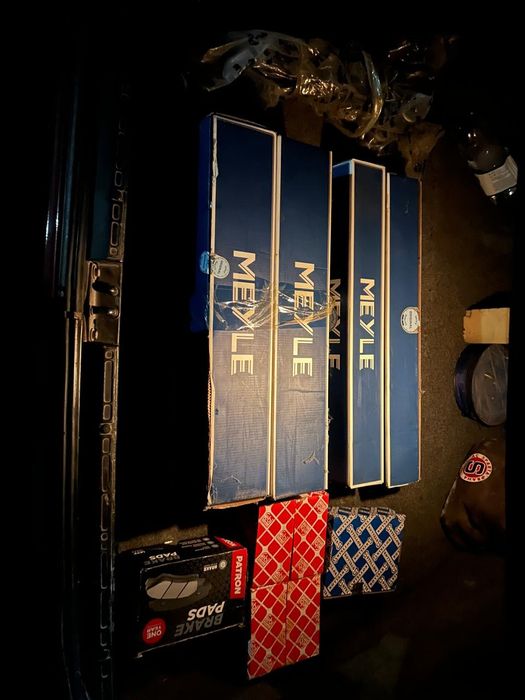 Комплект амортизатора и комплект передних ричагов оригинал новый