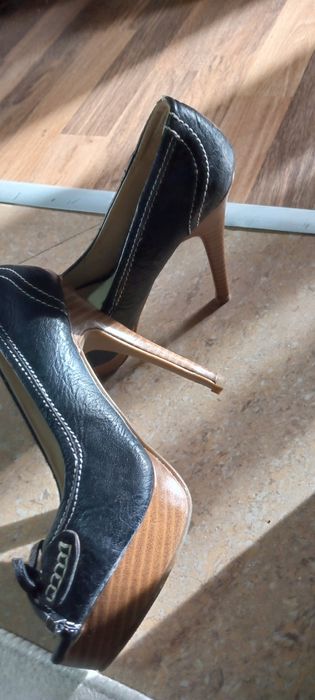 Обувки и боти на символични цени