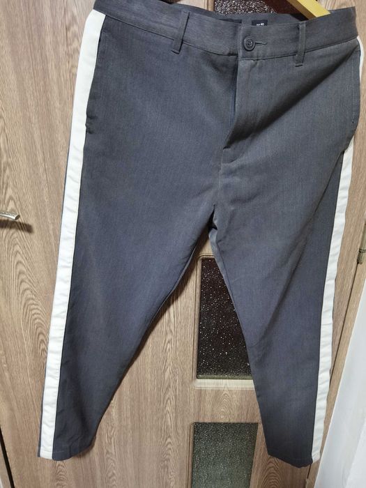 Pantaloni Chino Pull & Bear Gri cu Dungi Laterale Model Deosebit