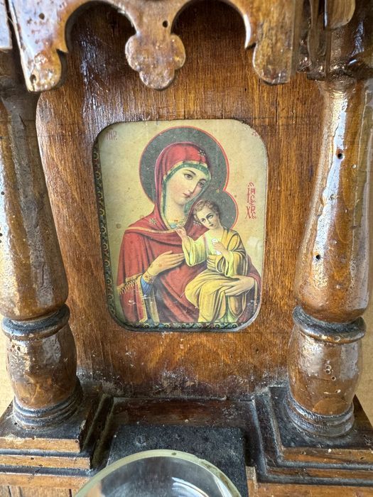 Дърворезба, старинен домашен иконостас с кандило , икона