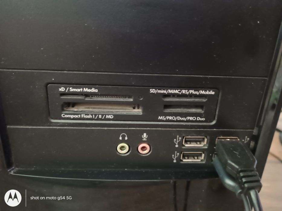 Напълно запазен настолен компютър HP, с качествен Full HD монитор BENQ ET 0026 NA, 21,5 инча, hp клавиатура и мишка, кабели