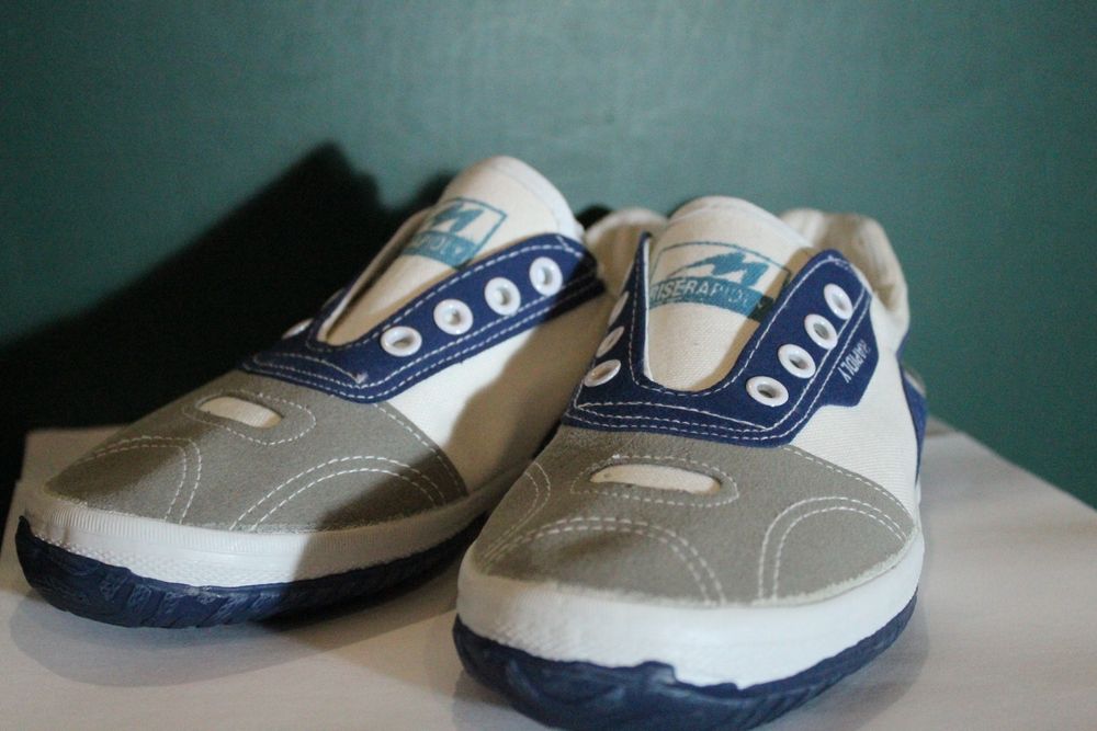 Новые спортивные кроссовки