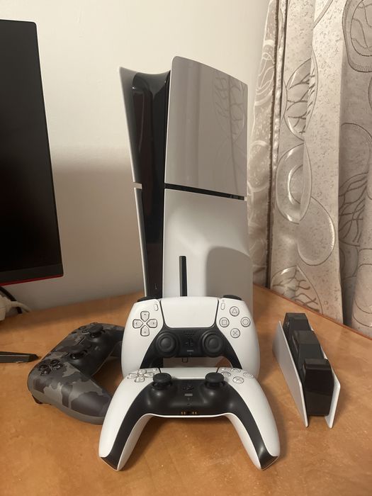 PS5 Slim Disk Edition 1TB + 3 Manete Originale DualSense + Stație Înca