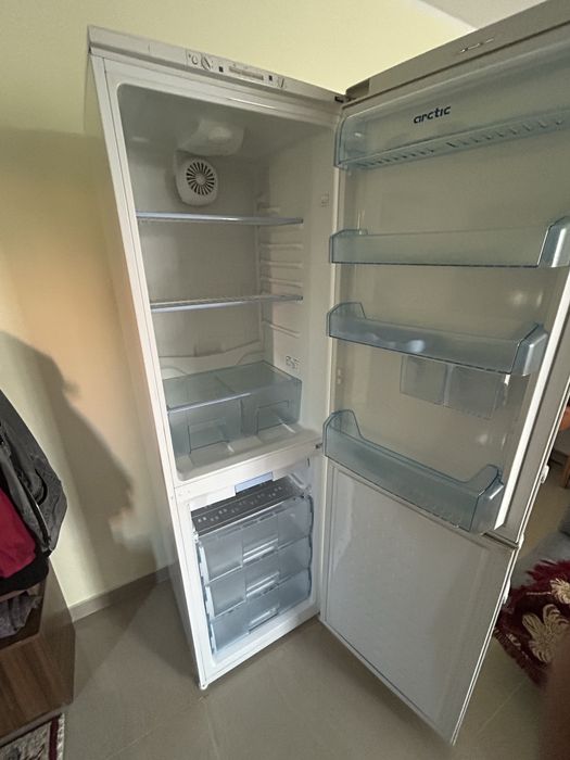 Frigider cu congelator Arctic