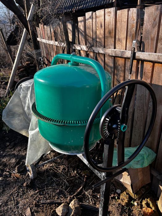 Vând betonieră 140l