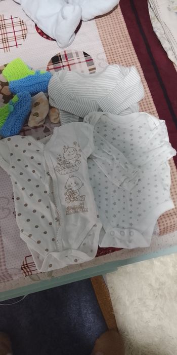 Отдам новорожденные вещи обувь погремушки