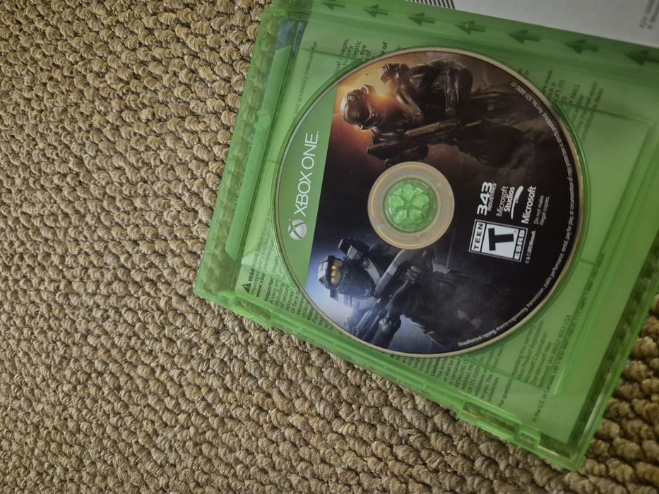 Игра на xbox one  Halo 5