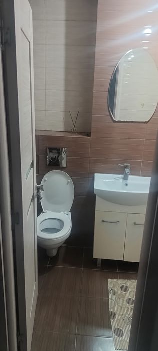 Închiriez apartament 4 camere.