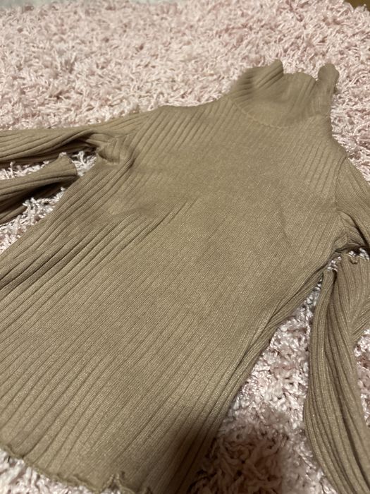 Bluza un maro deschis din bershka marimea xs cu guler
